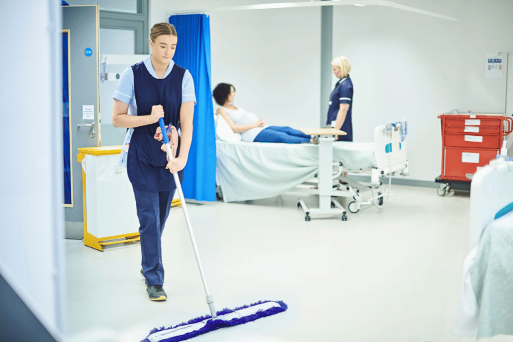 Krankenhausreinigung mit Mopp, sorgt für eine saubere und hygienische Umgebung.